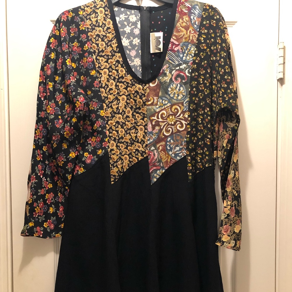 ♥️ Sale!! Vintage Black Floral California Dress. Size Medium. Great condition.